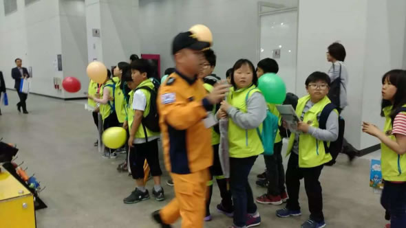 图5 寓教于乐-韩国中小学生有组织的进入展馆参观学习