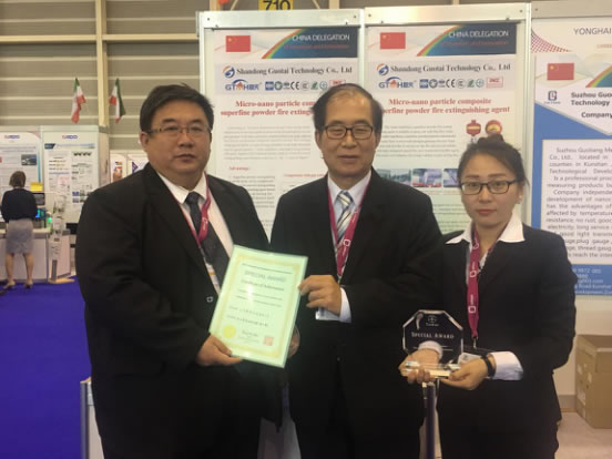 图4 台湾发明协会理事长为国泰科技颁发特别专项奖