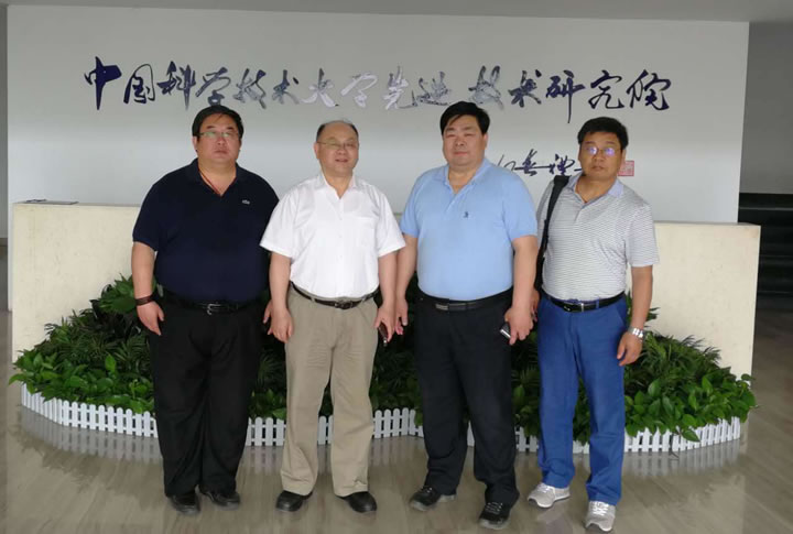 图3 国泰科技董事长（右2）、总经理（左1）、总工程师（右1）与汪志勇教授（左2）合影留念