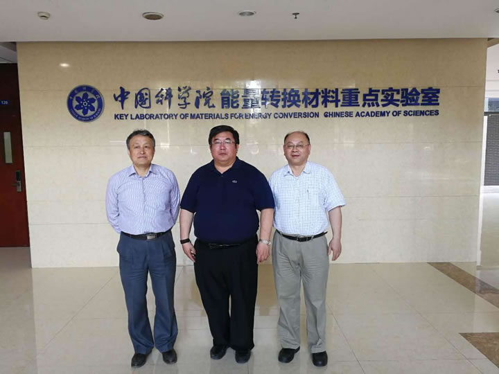 图4 国泰科技总经理（中）与汪志勇教授（右1）、刘卫教授（左1）合影留念