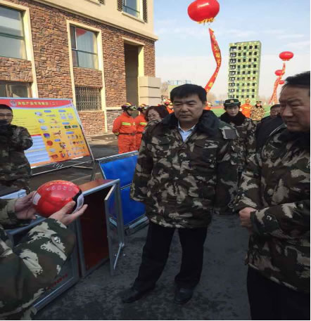 图8 吉林省消防总队领导听取我公司干粉灭火球装置产品介绍