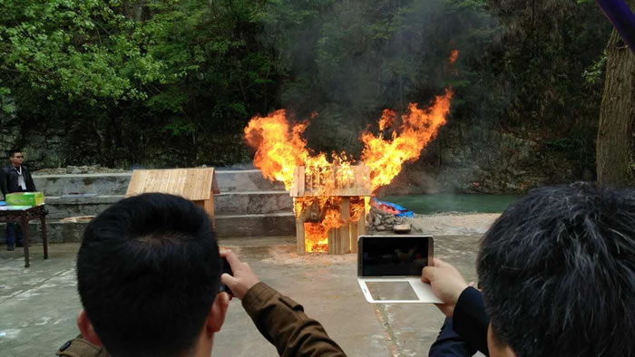 图2 国泰科技悬挂式灭火装置木质房屋灭火实验现场