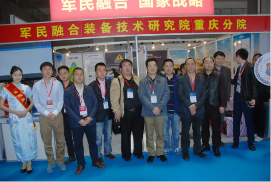 图6 国泰科技总经理（左6）与装备技术研究院重庆分院工作人员合影