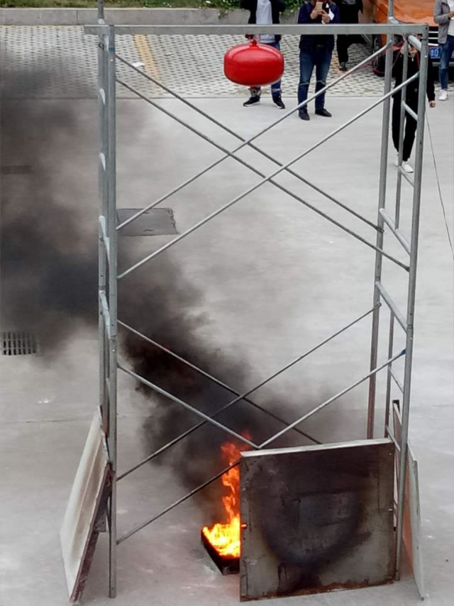 图5 悬挂式干粉灭火装置灭火实验