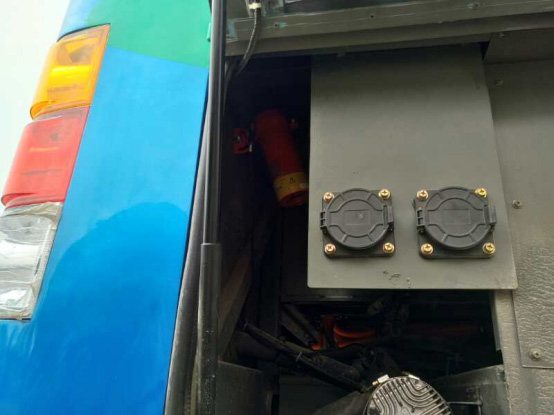 图2 发动机舱内安装专用超细干粉灭火装置