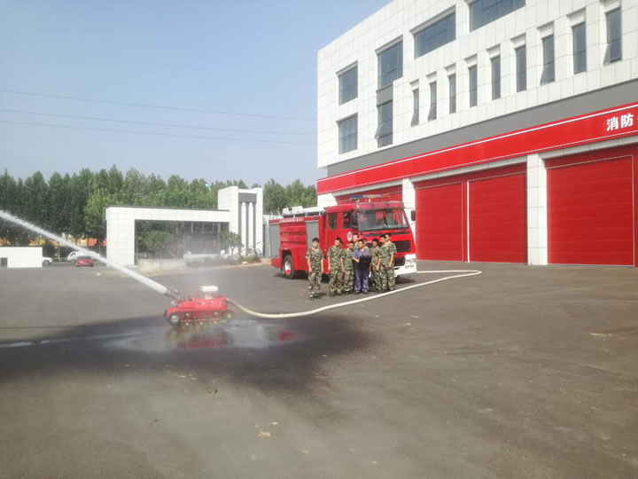 图2 消防灭火机器人操作培训