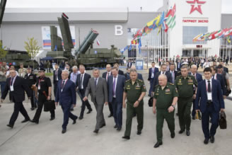 图1 俄罗斯国防部长绍伊古（左1绿色军装）出席开幕式